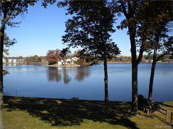 2nd image of 905 Buckhorn Dr