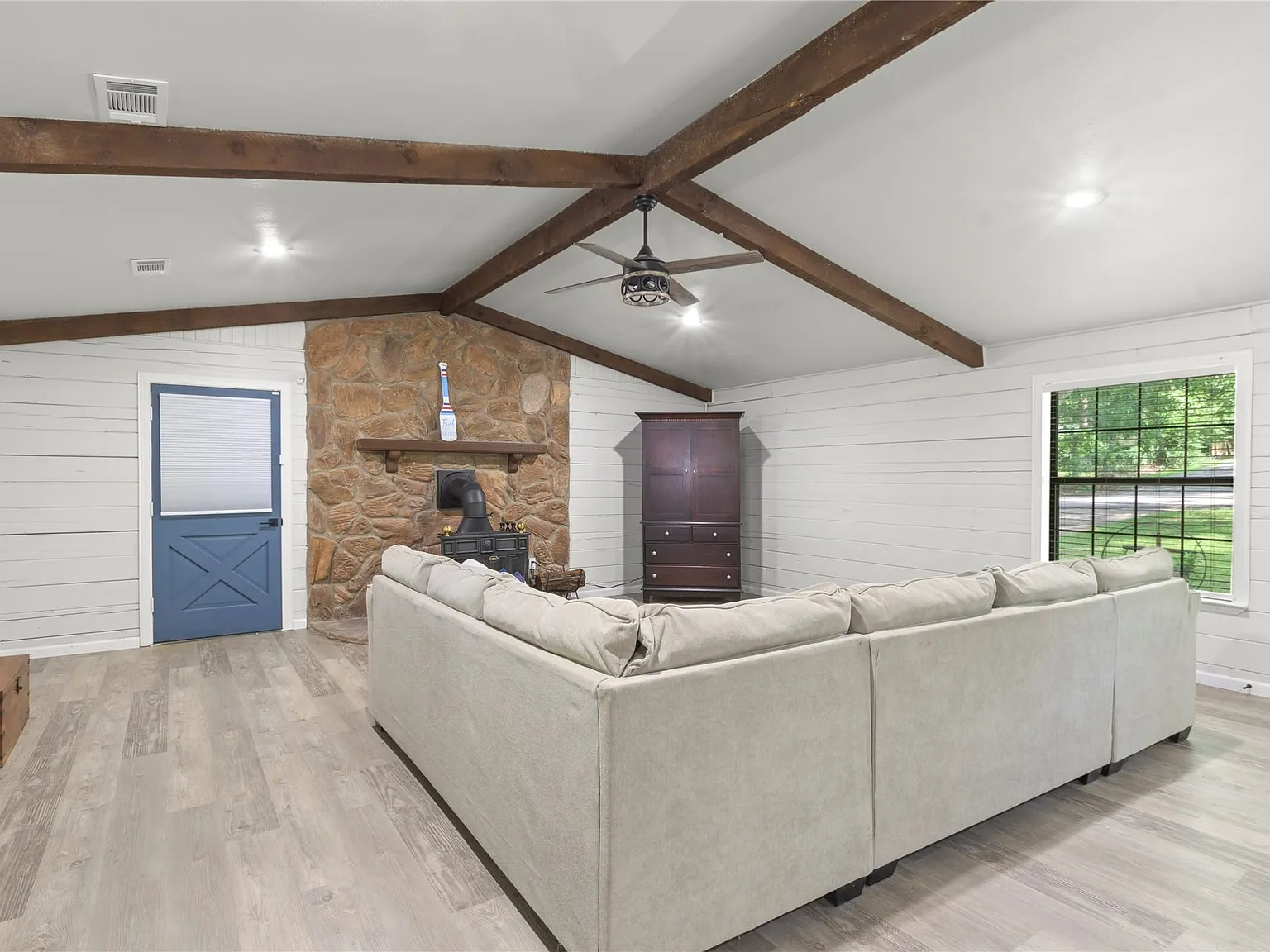 3 bed, 2.0 bath, 2040 sqft, $2,400 — Photo 4