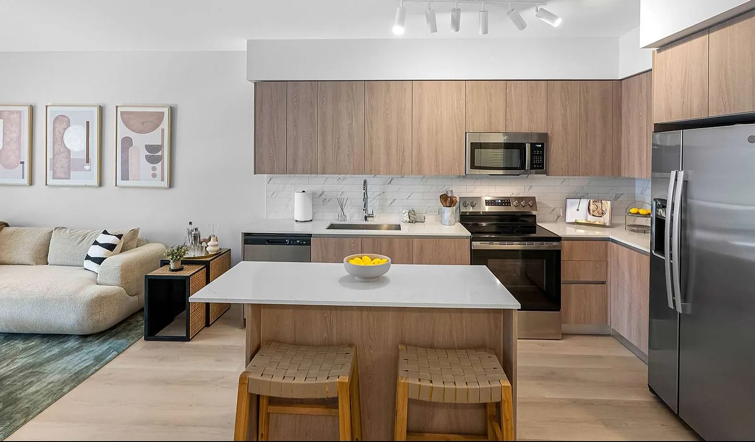 NE 183rd St, North Miami Beach — Photo 3