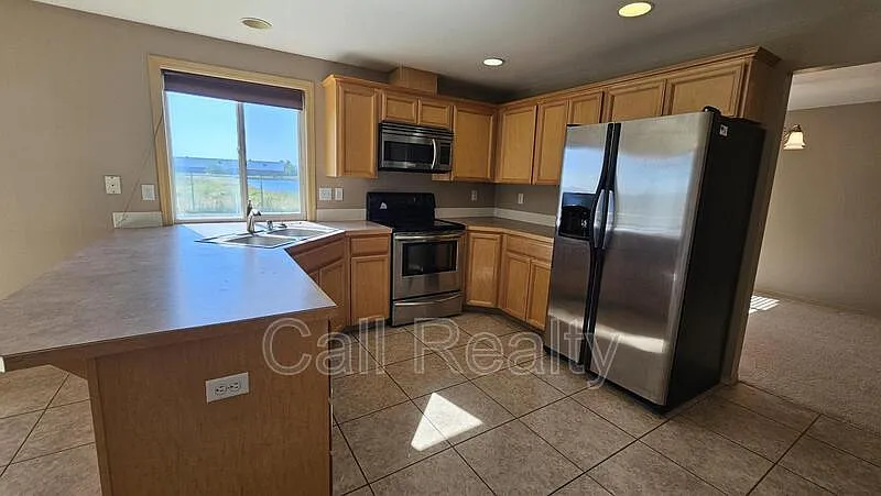 4 bed, 2.5 bath, 2270 sqft, $2,400 — Photo 2