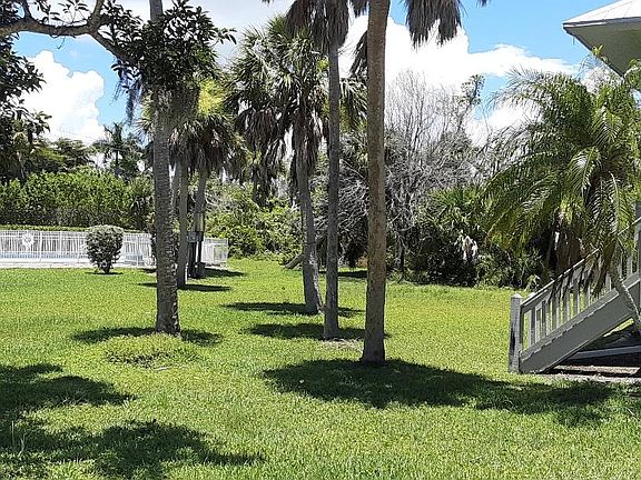 3rd image of 749 Marthas Ln