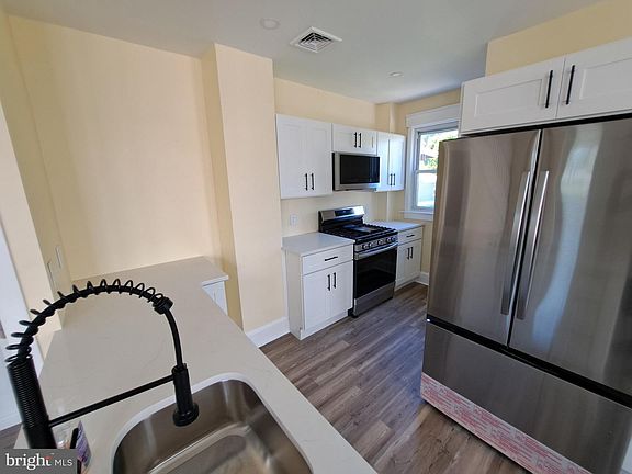 5th image of 637 10th Ave