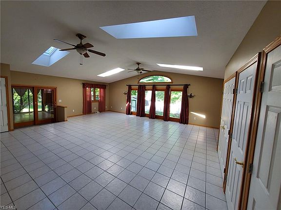 4th image of 330 Shenandoah Blvd