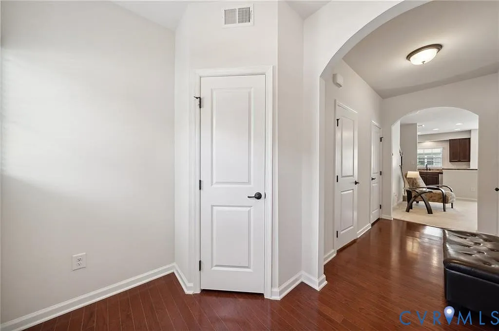 3 bed, 2.5 bath, 1704 sqft, $2,300 — Photo 4