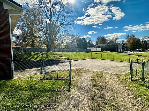 3rd image of 100 Kingsway Dr