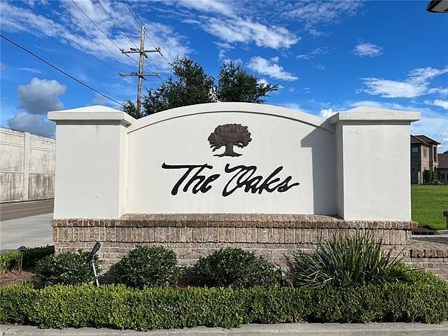 1st image of 121 Oak Tree Dr