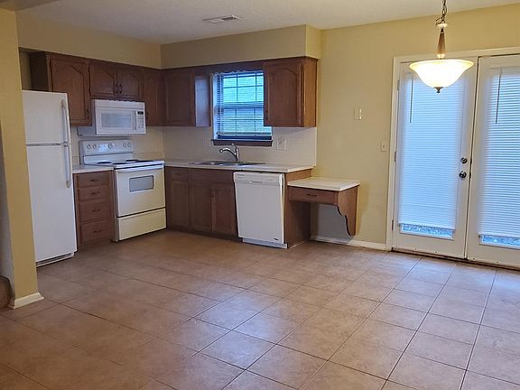2nd image of 504 NE Churchill St