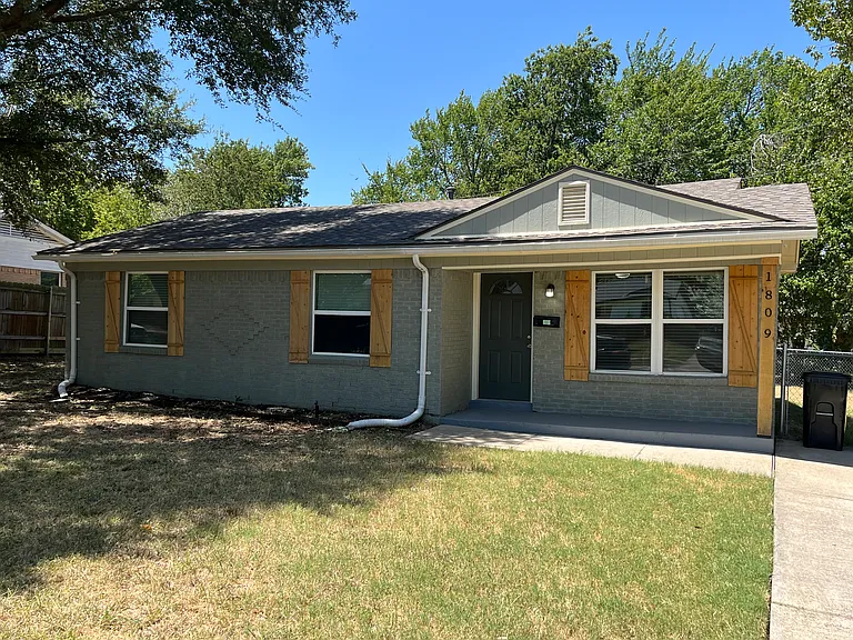 1809 Sycamore Dr — Photo 2