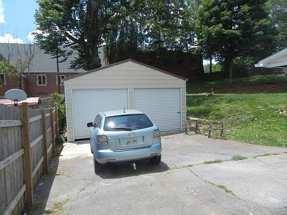 3rd image of 1130 Carolina Ave