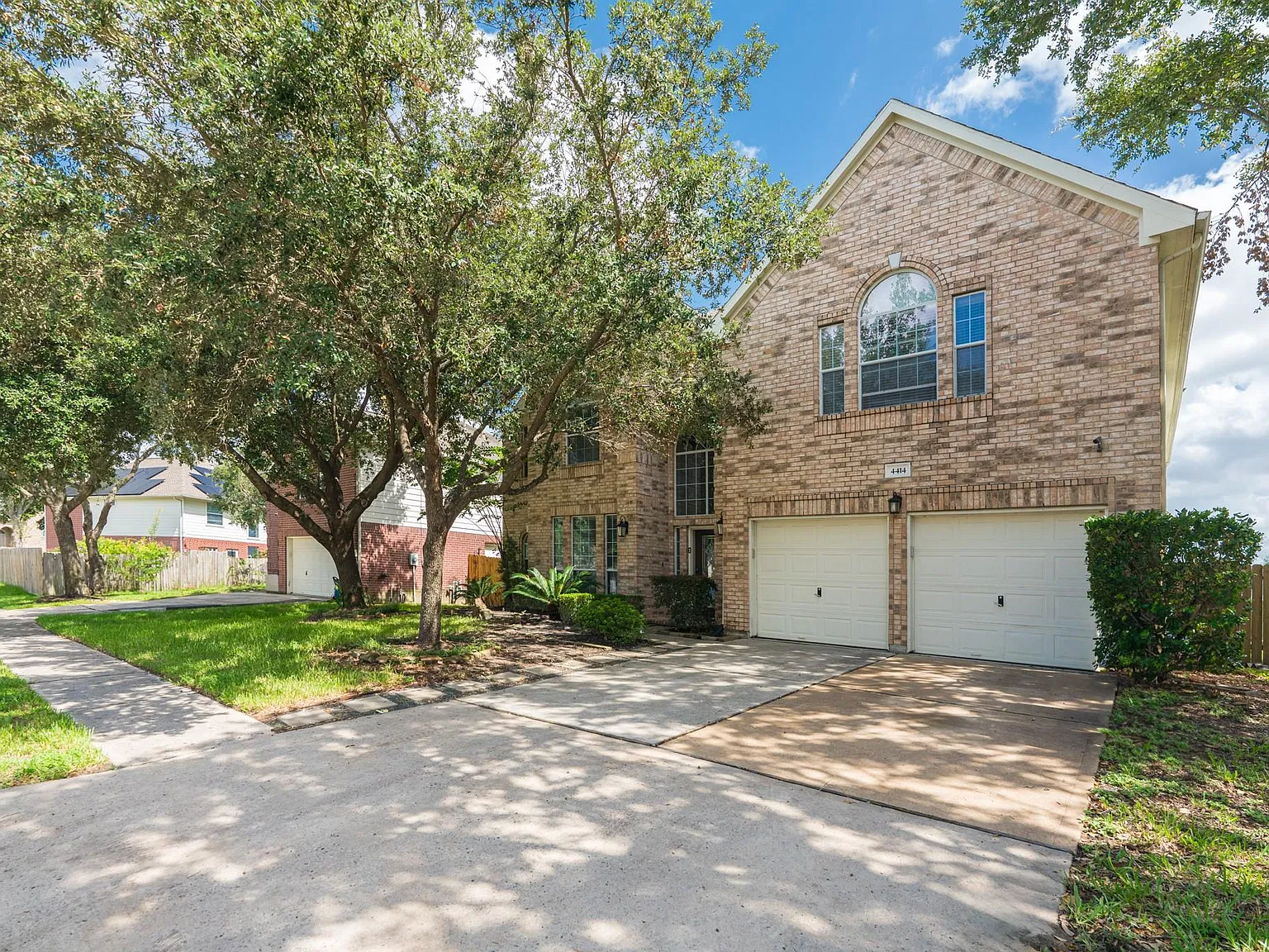 5 bed, 4.5 bath, 3827 sqft, $3,300 — Photo 2