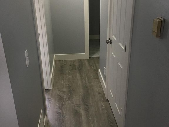 5th image of 904 Emerald Ave NE