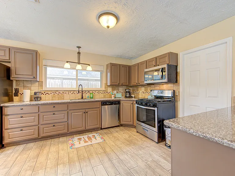 9126 Benwick Dr — Photo 28