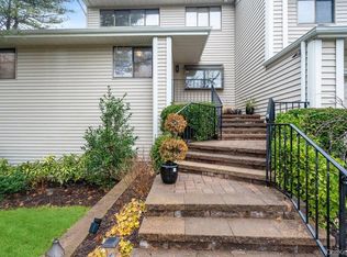 39 Chestnut Lane, Woodbury, NY 11797