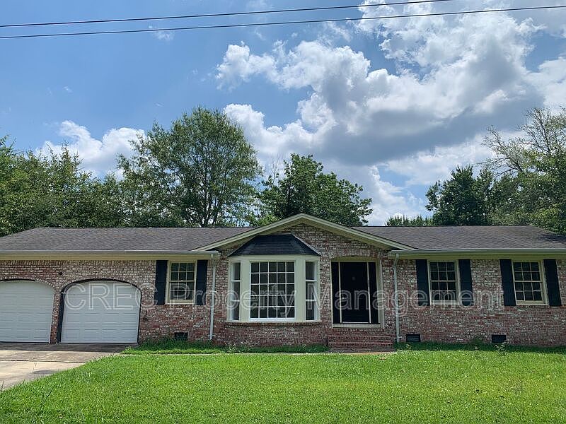 1st image of 205 Pinewood Dr