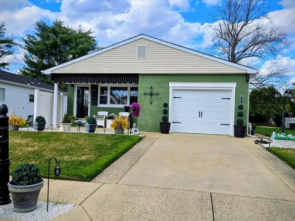 8 Beaumont Court, Toms River, NJ 08757