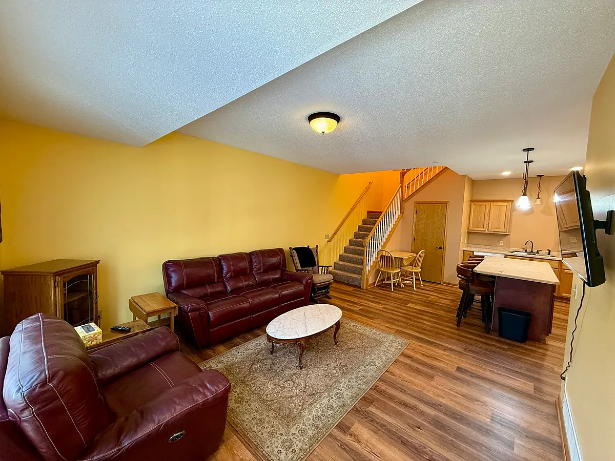 2 bed, 1.5 bath, 1242 sqft, $2,000 — Photo 3