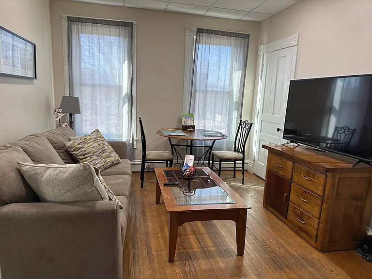 Living room/eating area