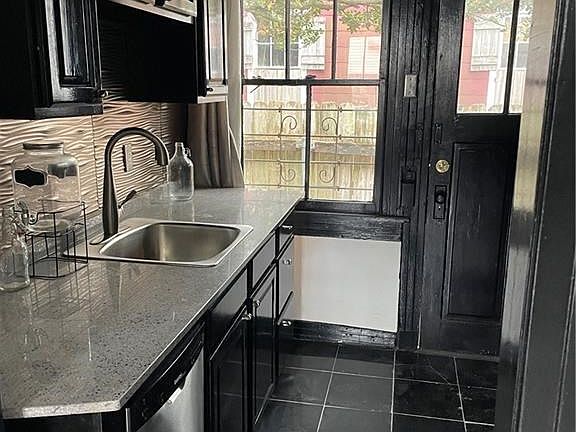 5th image of 1116 Cambronne St #B