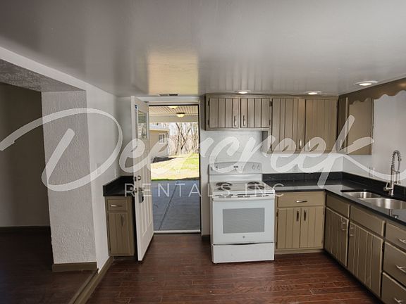 3rd image of 160 Linford Ln