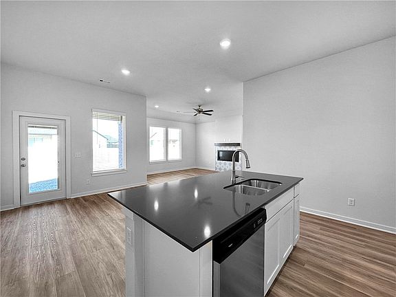 4th image of 462 W Branta St