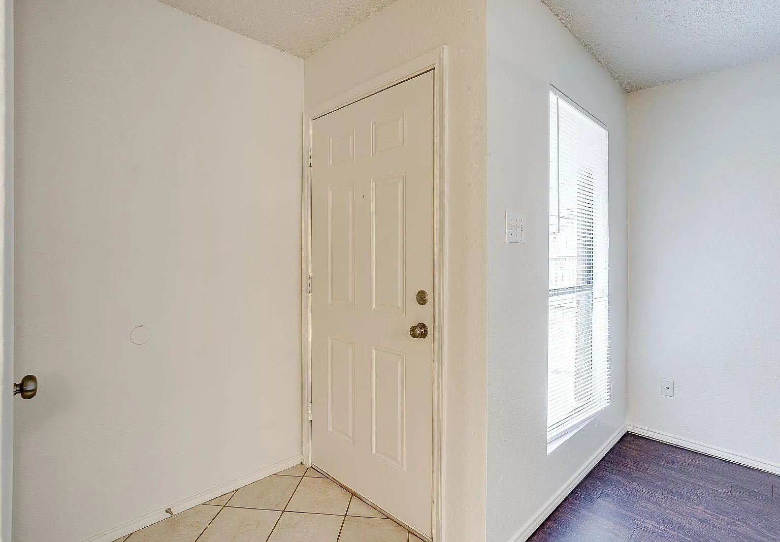3 bed, 2.0 bath, 1000 sqft, $1,640 — Photo 3