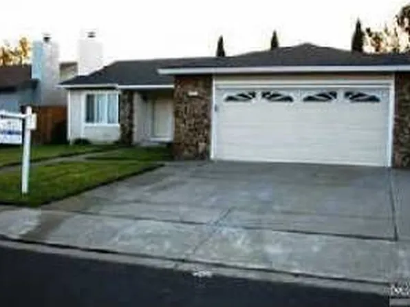 207 Warren Dr, Vacaville, CA 95687