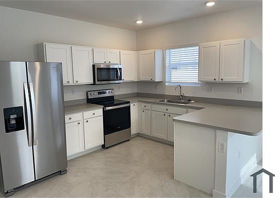 5th image of 906 SE 17th St