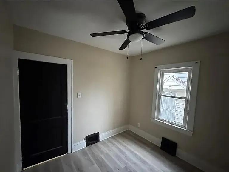 14910 Kingsford Ave — Photo 2