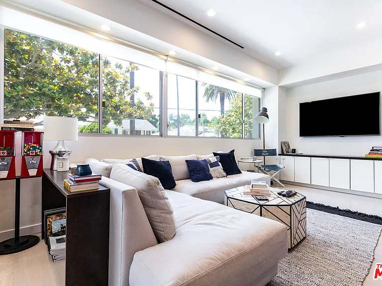 838 N Doheny Dr #203 — Photo 4