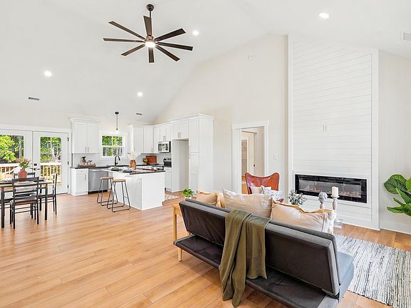 5th image of 1805 Hickory Cove Ln