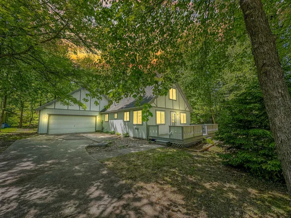 210 Radcliff Dr, Houghton Lake, MI 48629
