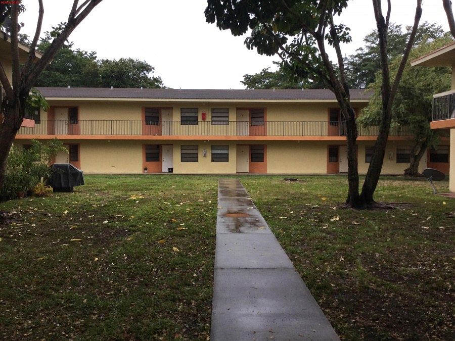 1st image of 4135 Lakeside Dr