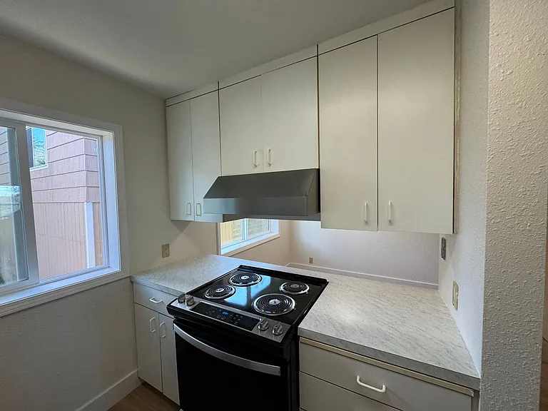 708 NE Avery St — Photo 41