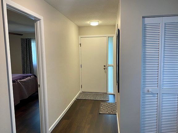 4th image of 413 Hawthorne Ct #1