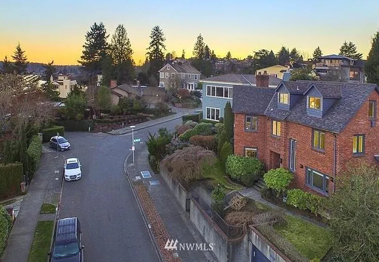 4105 55th Ave NE — Photo 1