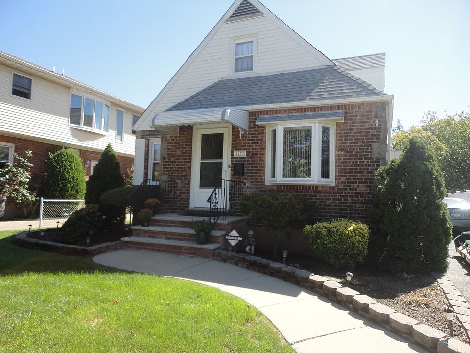 1st image of 47 Maple Dr W