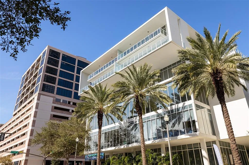 1 bed, 915 sqft, $4,400 — Photo 1