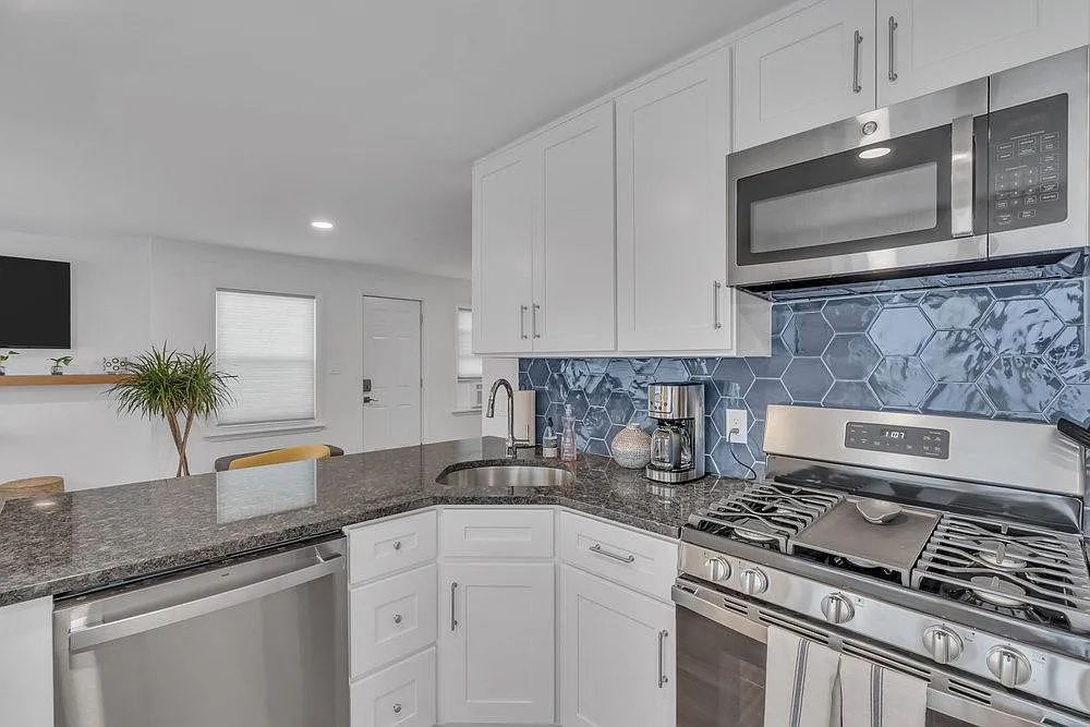 3 bed, 800 sqft, $2,600 — Photo 2