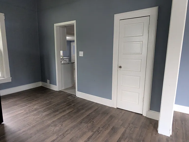423 E Washington St — Photo 3