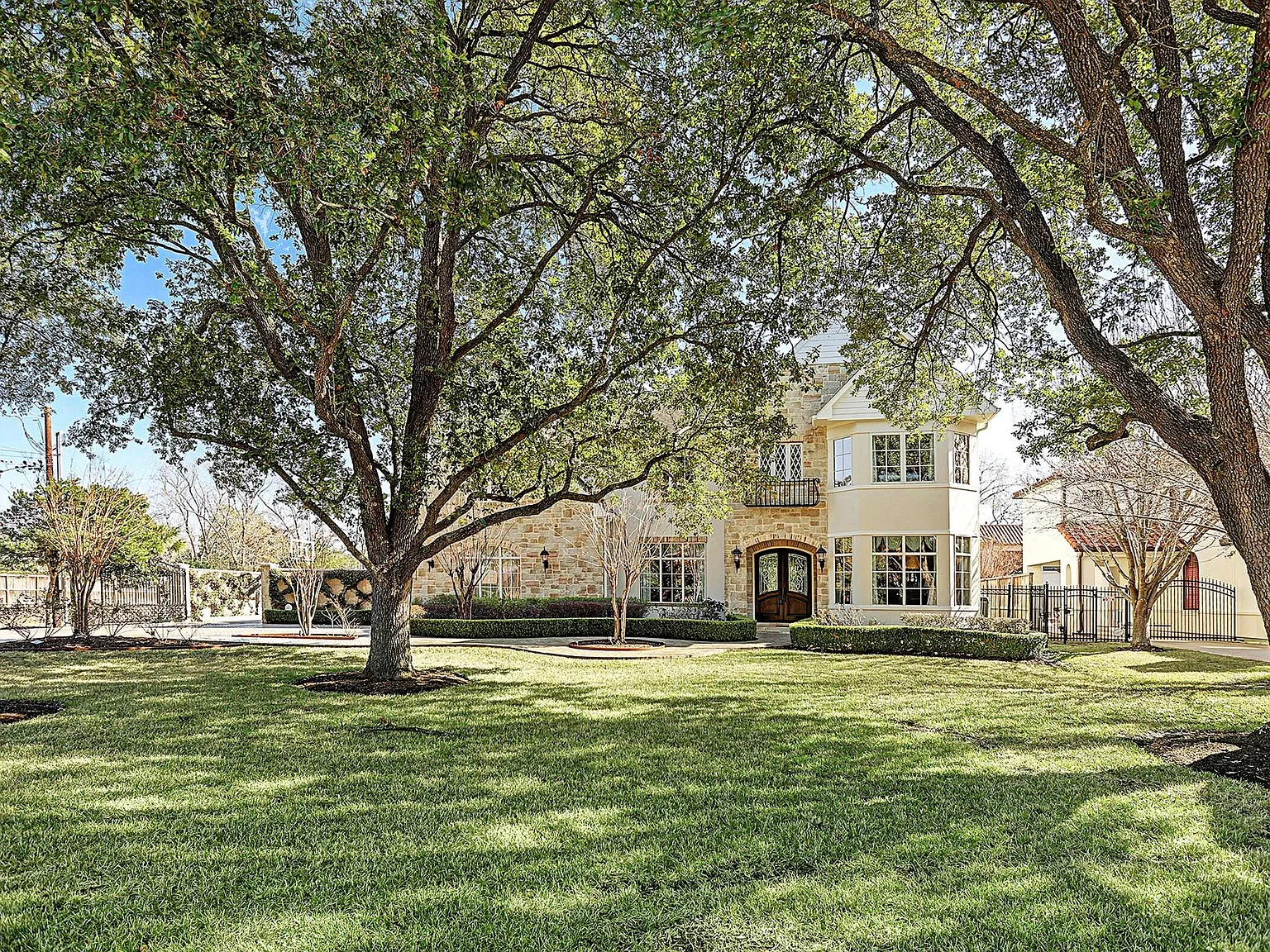 5 bed, 5.5 bath, 6338 sqft, $13,500 — Photo 2