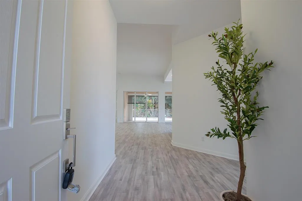 4 bed, 2.0 bath, 2084 sqft, $4,100 — Photo 2