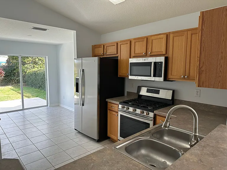 6010 Skylarkcrest Dr — Photo 2