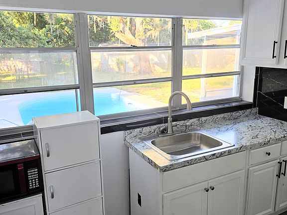 3rd image of 748 Parkview Pl #B