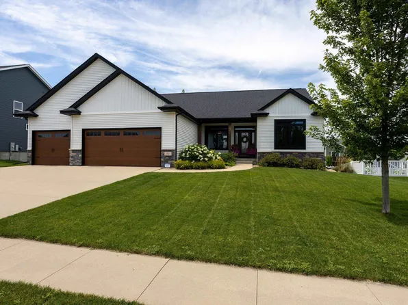 5321 Red Oak Ln, Cedar Falls, IA 50613