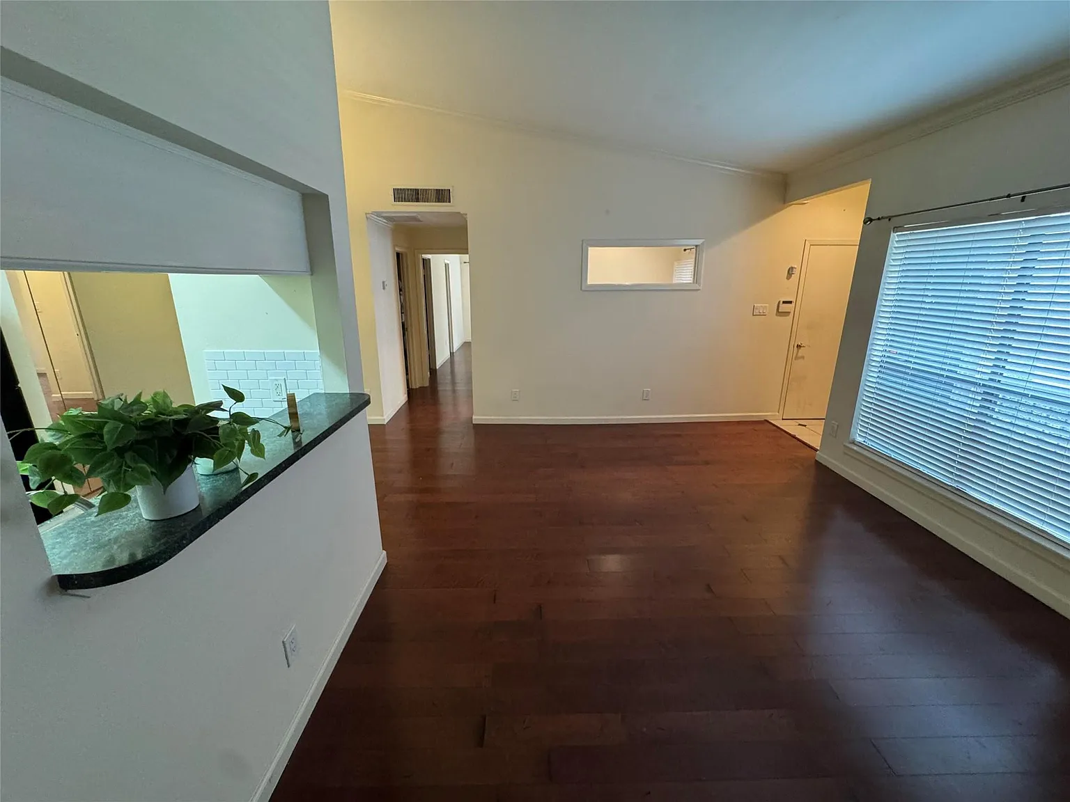 2 bed, 1.0 bath, 957 sqft, $1,300 — Photo 3