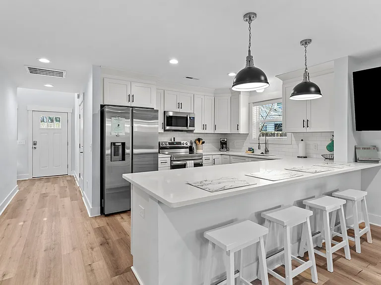 705 Brooks Aly — Photo 3