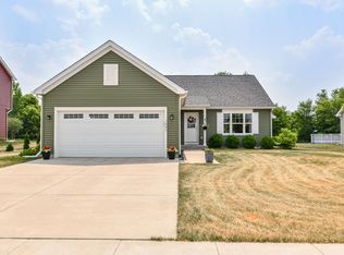 1447 E Longneedle Ln, Elkhorn, WI 53121