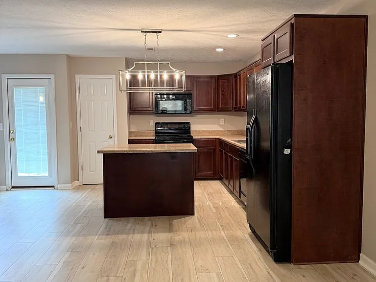 106 Abby Ln — Photo 4