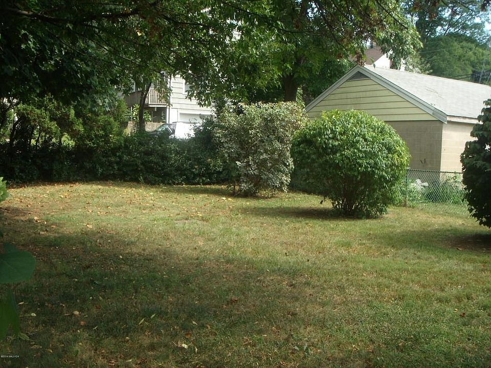 2nd image of 3 Hollow Wood Ln