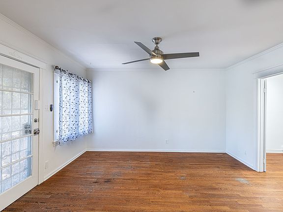 4th image of 6116 De Longpre Ave #2B-1Ba-900Sqft